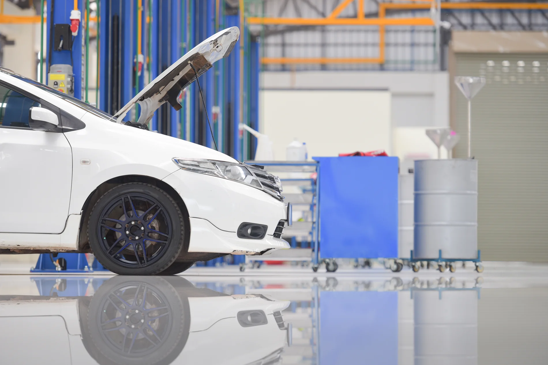 Gray floor in a vehicle service environment
